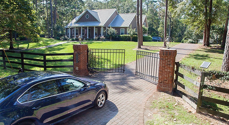 country_home_electric_driveway_entry_gate